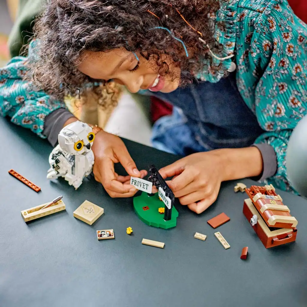 LEGO® Harry Potter™: Hedwig™ a Privet Drive 4-ben (76425) kép 3