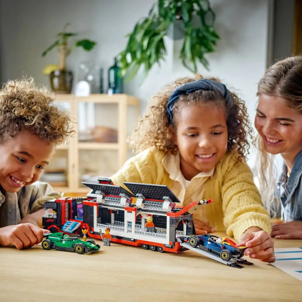 LEGO® City: F1®-es kamion, RB20 és AMR24 F1®-es autókkal (60445) kép 4