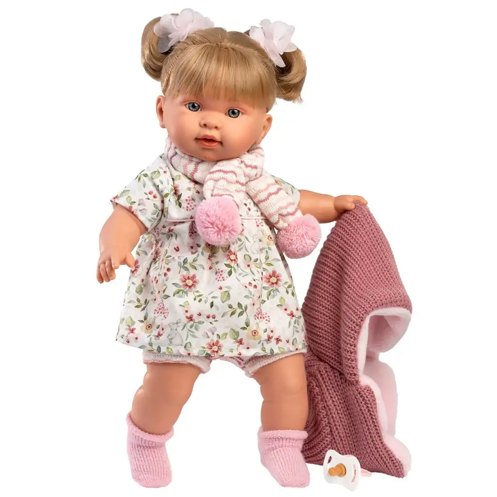 Llorens: Alexandra 42cm-es síró baba cumival rózsaszín kötött kabátban és virágos szoknyában kép 3