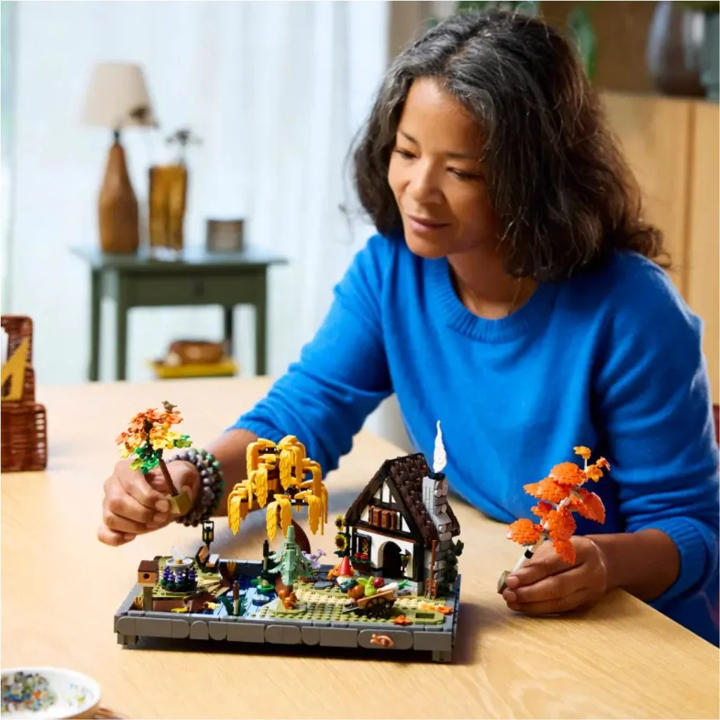 LEGO® Icons: Őszi kert házikóval (11372) kép 4