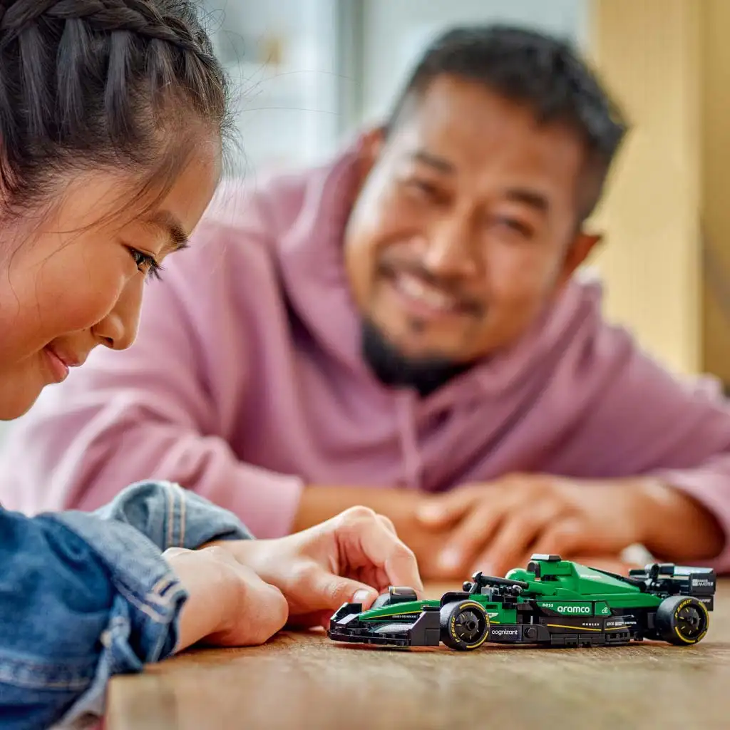 LEGO® Speed Champions: Aston Martin Aramco F1® AMR24 versenyautó (77245) kép 4