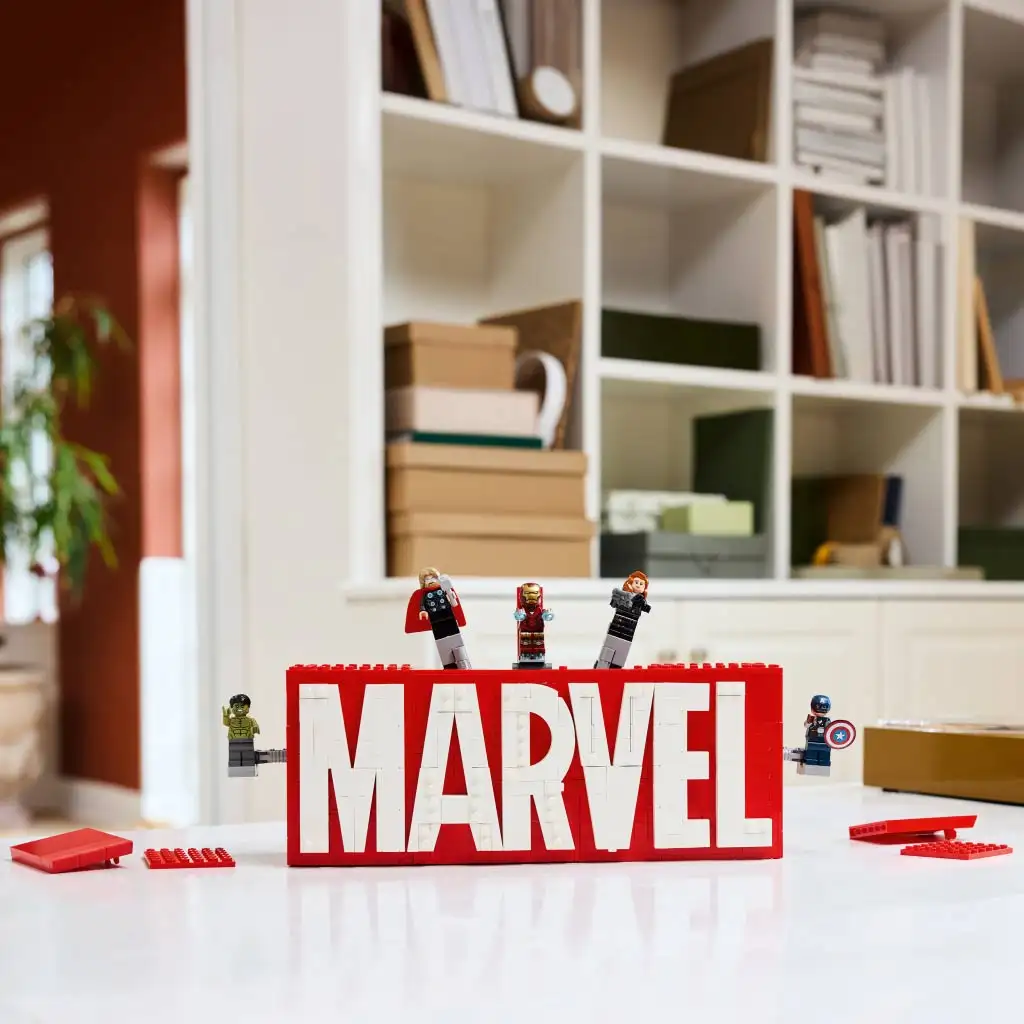 LEGO® Super Heroes: MARVEL logó és minifigurák (76313) kép 3