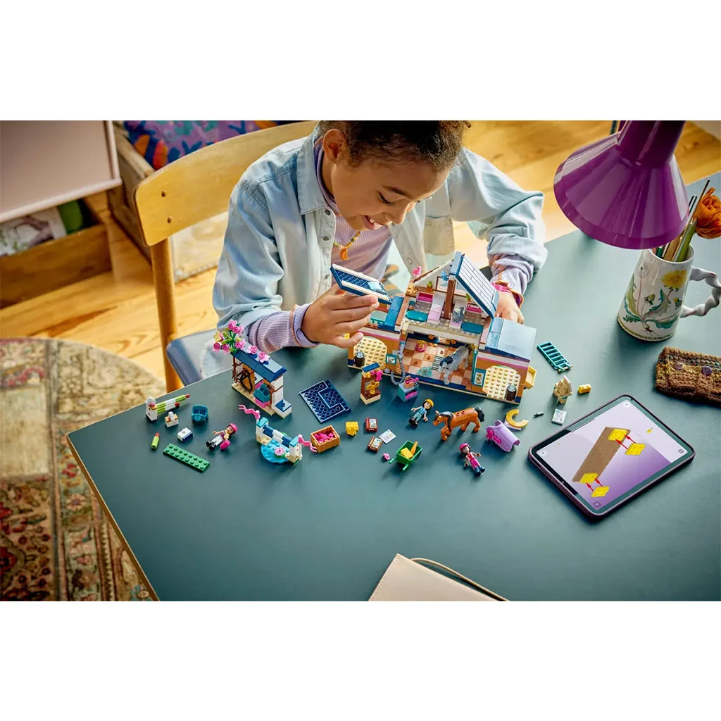 LEGO® Friends: Lovarda és lovasiskola (42688) kép 10