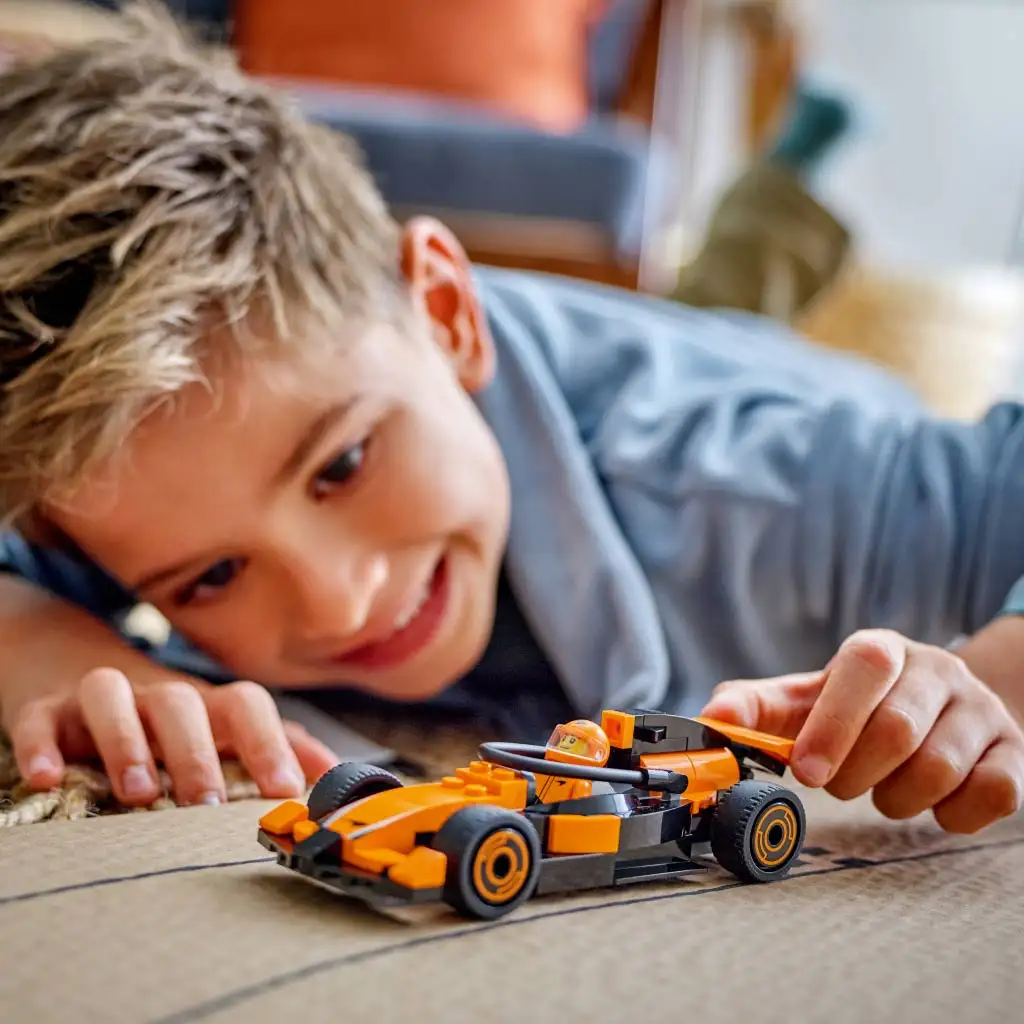 LEGO® City: F1®-es pilóta McLaren versenyautóval (60442) kép 4