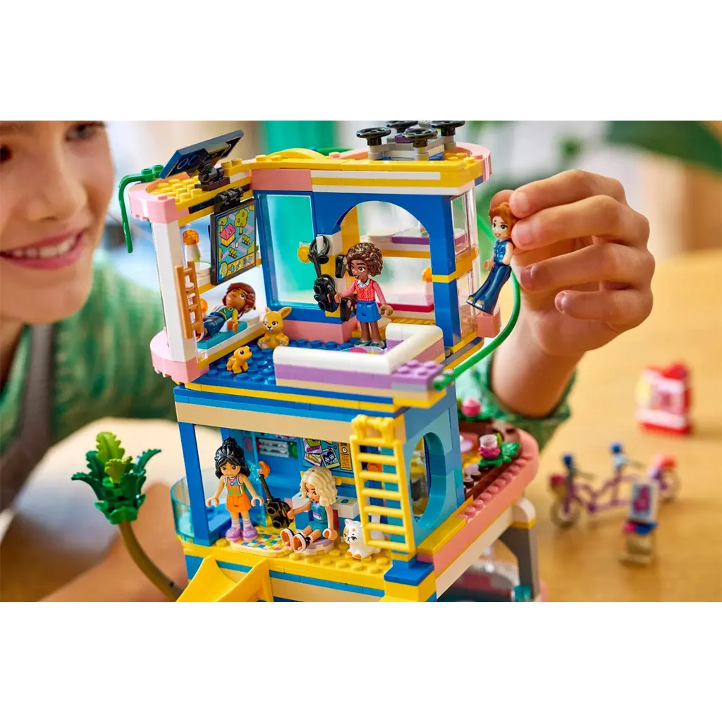 LEGO® Friends: Heartlake City klubház (42689) kép 8