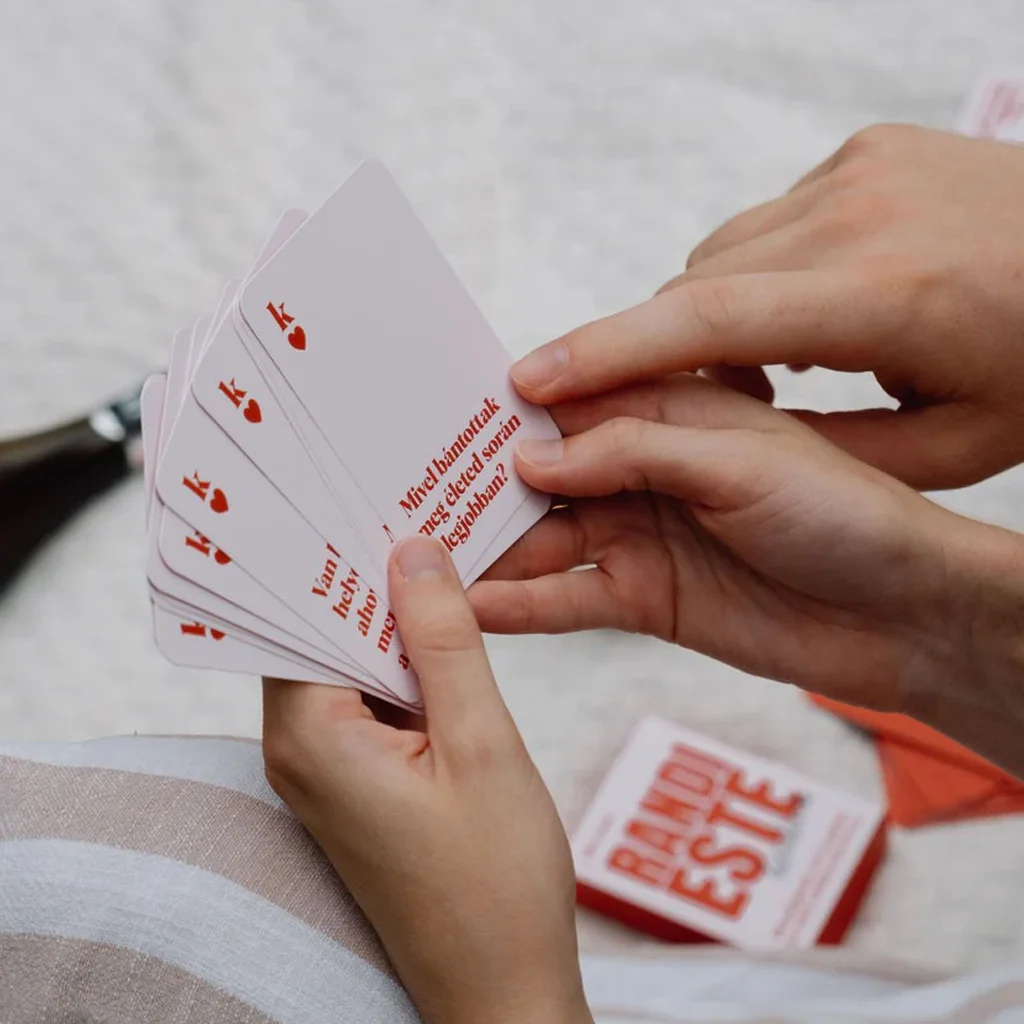 Körvonal: Randi Este — Beszélgetős kártyajáték az első találkozásokhoz kép 2