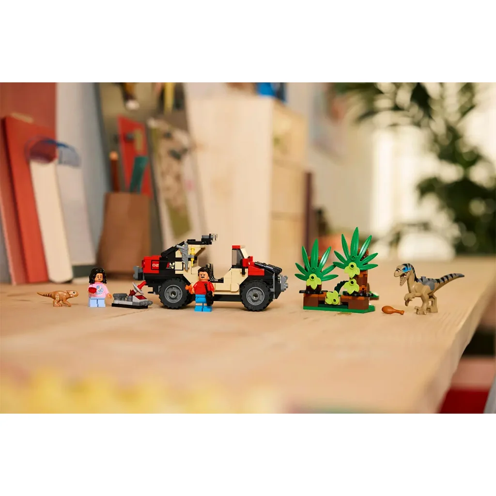 LEGO® Jurassic World: Terepjárós menekülés a raptor elől (76972) kép 8