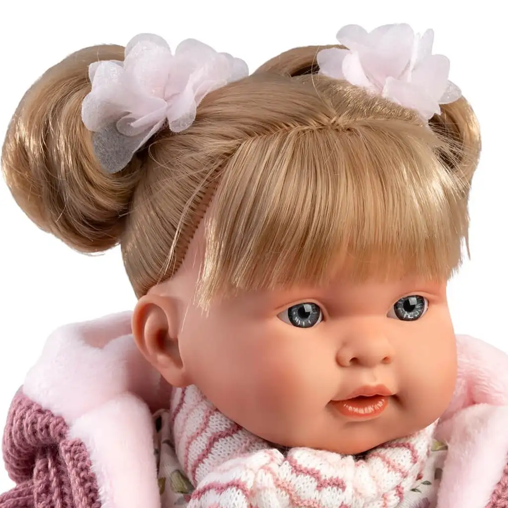 Llorens: Alexandra 42cm-es síró baba cumival rózsaszín kötött kabátban és virágos szoknyában kép 4