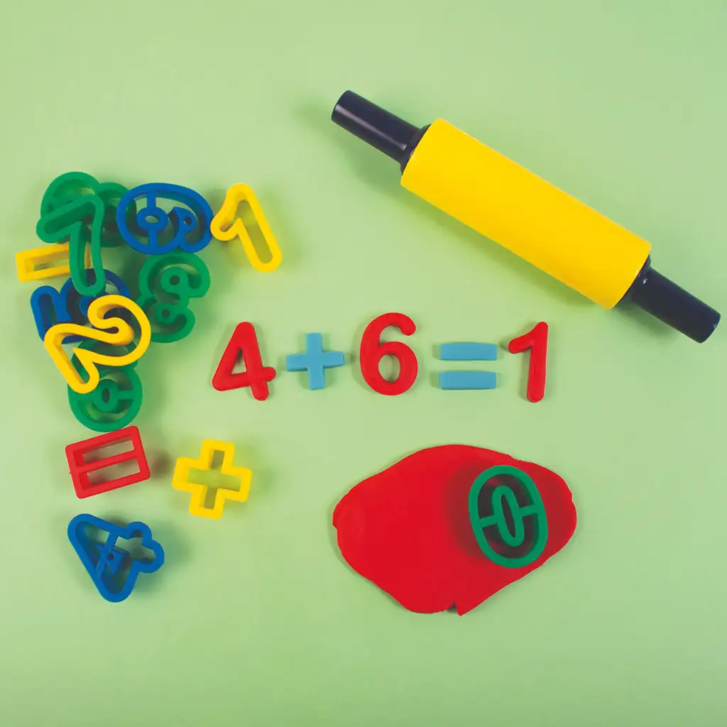 PlayBox: Műanyag gyurma formázó szett kiszúró formákka lés sodrófával 42 db-os kép 3