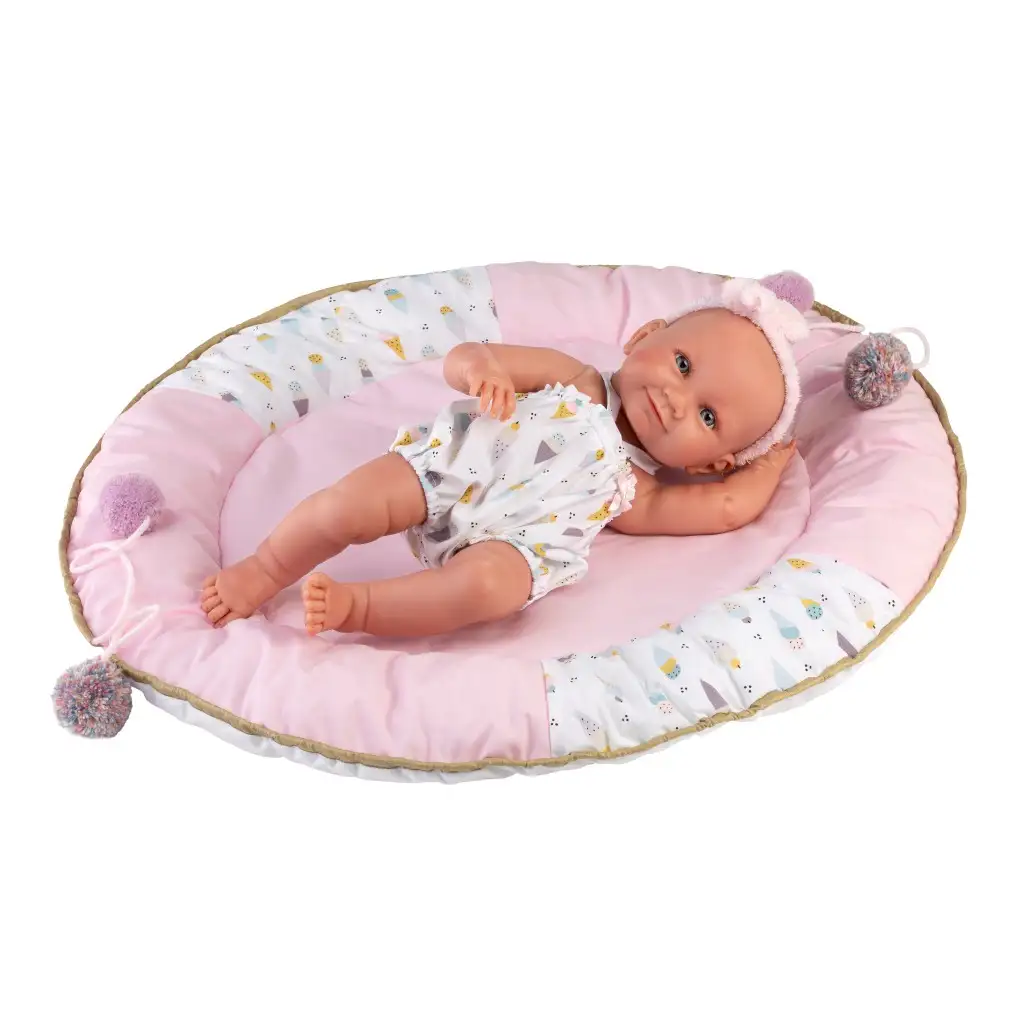 Llorens: Nica 40cm-es újszülött baba fagyi mintás ruhában ágyikóval kép 2