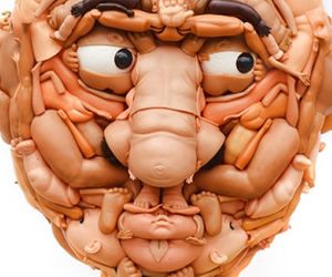 Érdekes humanoid szobrok játékok alkatrészeiből