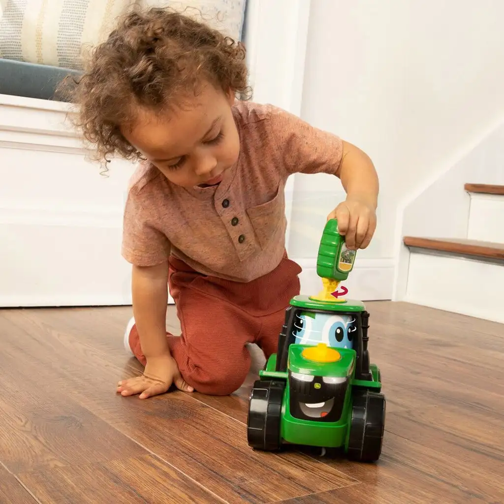 John Deere: Key 'n Go Johnny traktor indítókulccsal és mozgó funkcióval kép 6