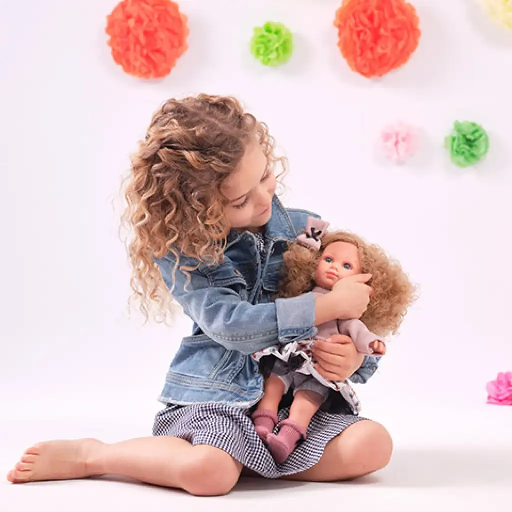 Llorens: Elena baba tüllös virágos ruhában, göndör szőke hajjal 35cm kép 3