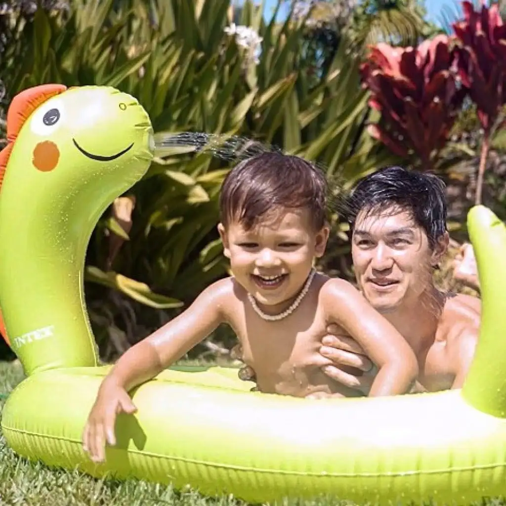 Intex: Dínós spriccelő felfújható bébimedence 119x109x66cm kép 2