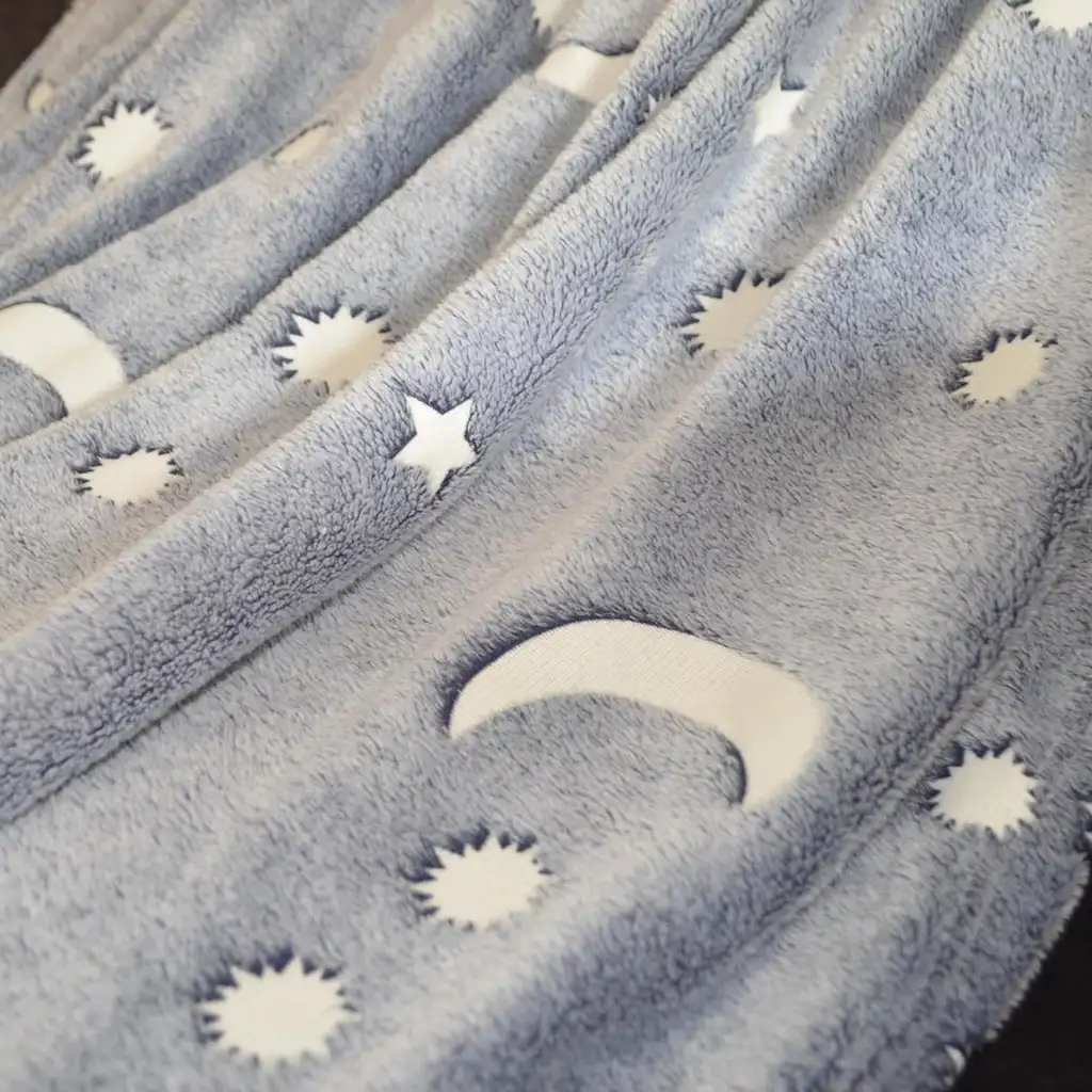 Buddy&Barney: Sötétben világító takaró galaxis mintával 152x127cm kép 3