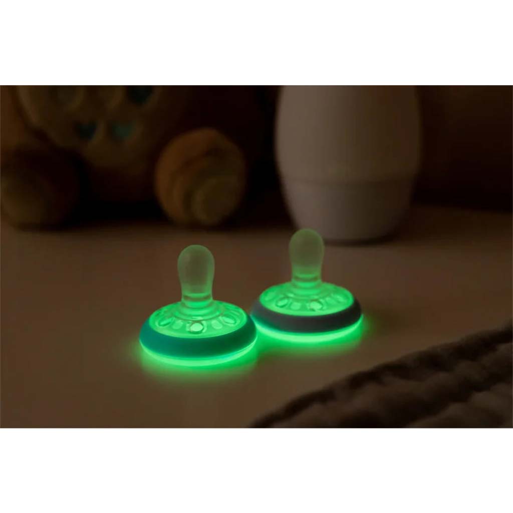 Tommee Tippee: Breast Like Anyamell formájú éjszakai fluoreszkáló cumi 2db-os szett (0-6 hó) kép 2