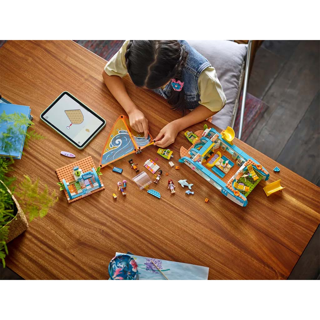 LEGO® Friends: Hajós kirándulás és kaland (42664) kép 9