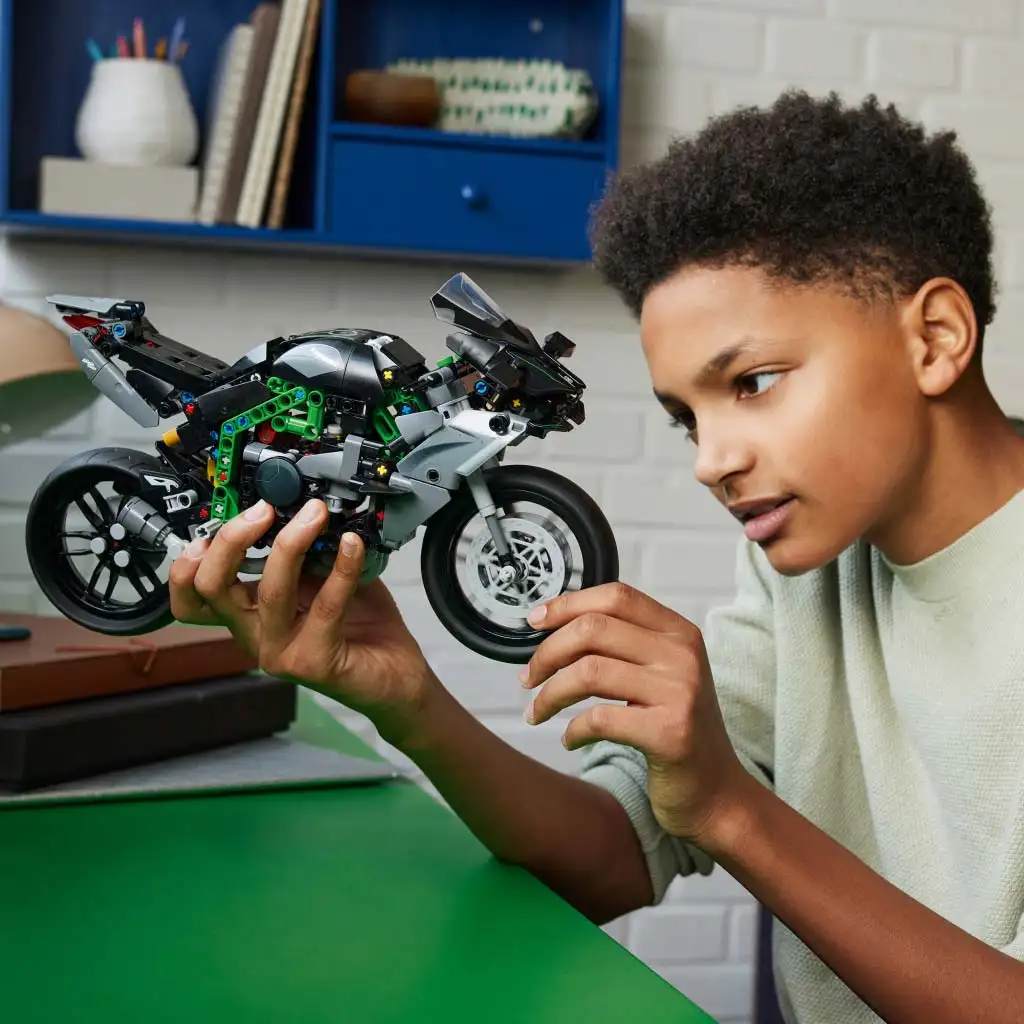 LEGO® Technic: Kawasaki Ninja H2R motorkerékpár (42170) kép 6