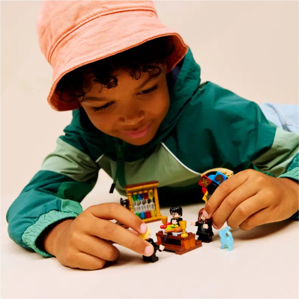 LEGO® Harry Potter: Roxfort™ kastély: A Teszlek Süveg kiválasztási ceremóniája (76460) kép 4