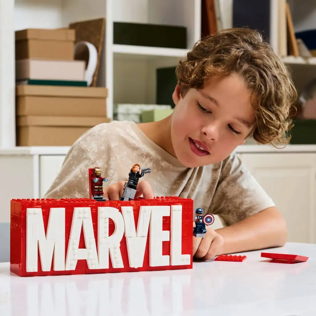 LEGO® Super Heroes: MARVEL logó és minifigurák (76313) kép 4