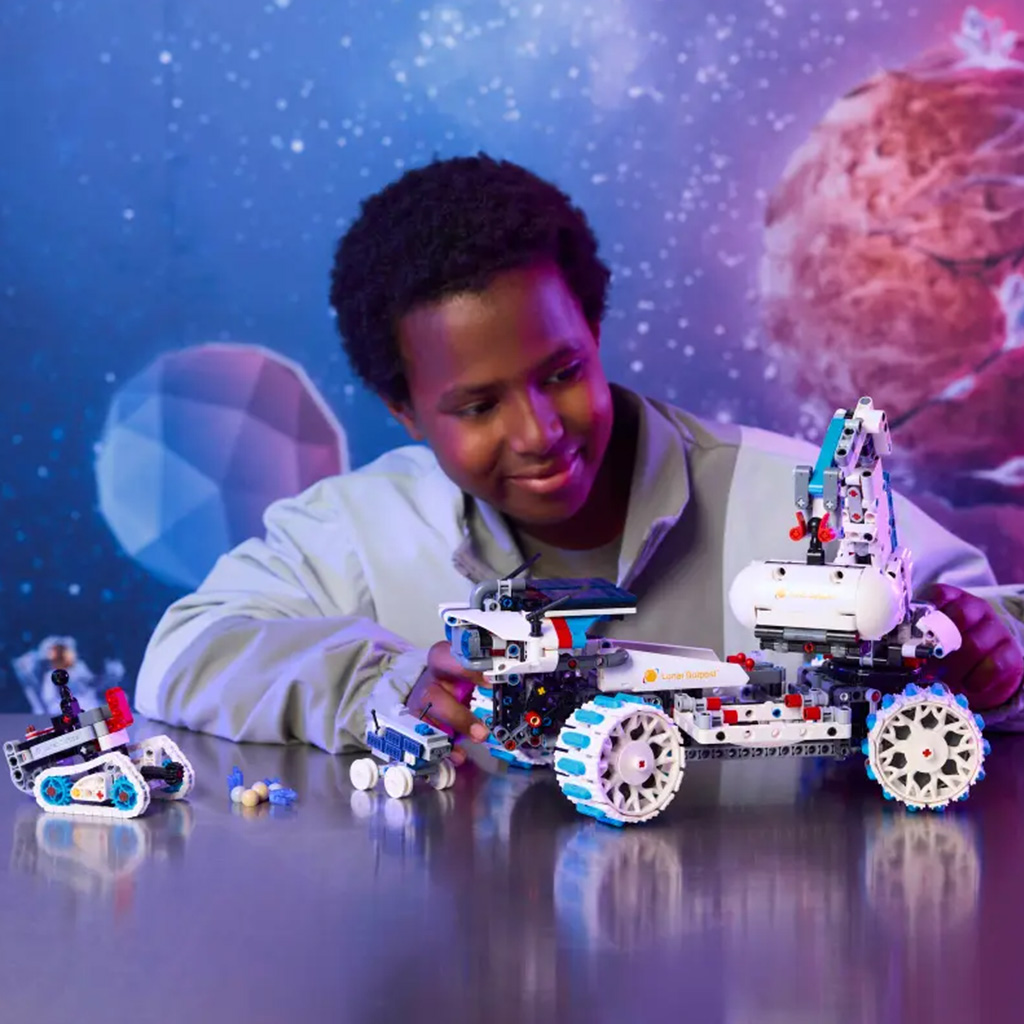 LEGO® Technic: Lunar Outpost™ holdjáró űrjármű (42211) kép 7