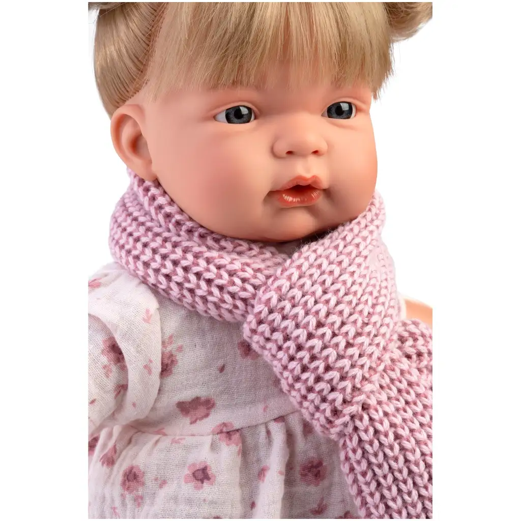 Llorens: Joelle 38cm-es baba hanggal kötött kabátban sállal kép 3