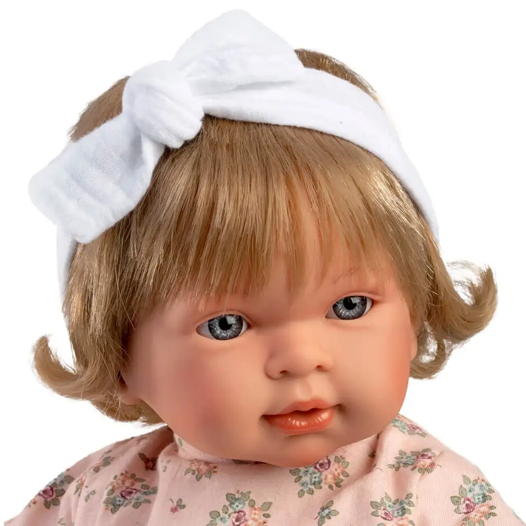 Llorens: Carla 42cm-es síró baba virágos ruhában fejpánttal kép 2