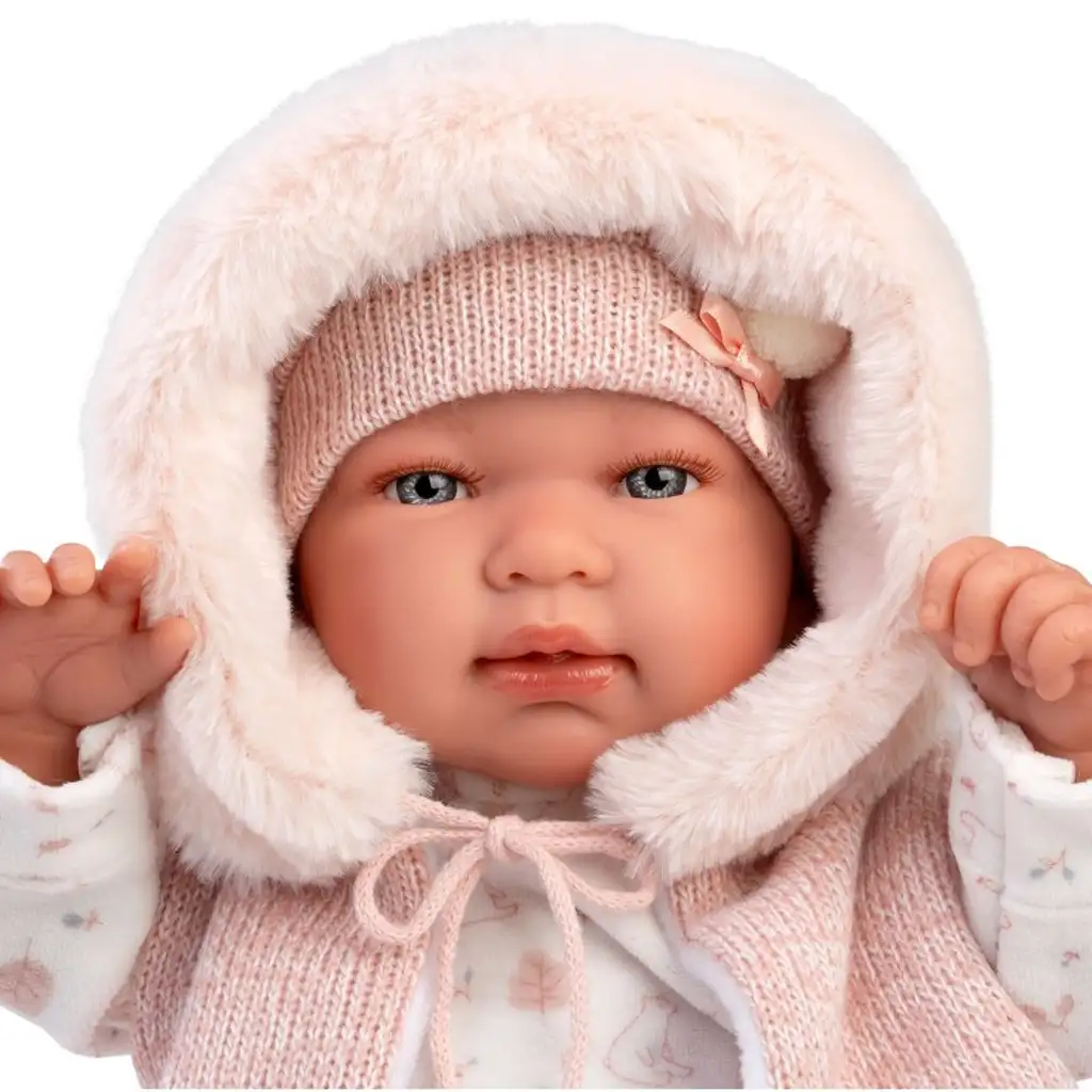 Llorens: Tina 44cm-es újszülött baba rózsaszín kapucnis mellényben kép 3