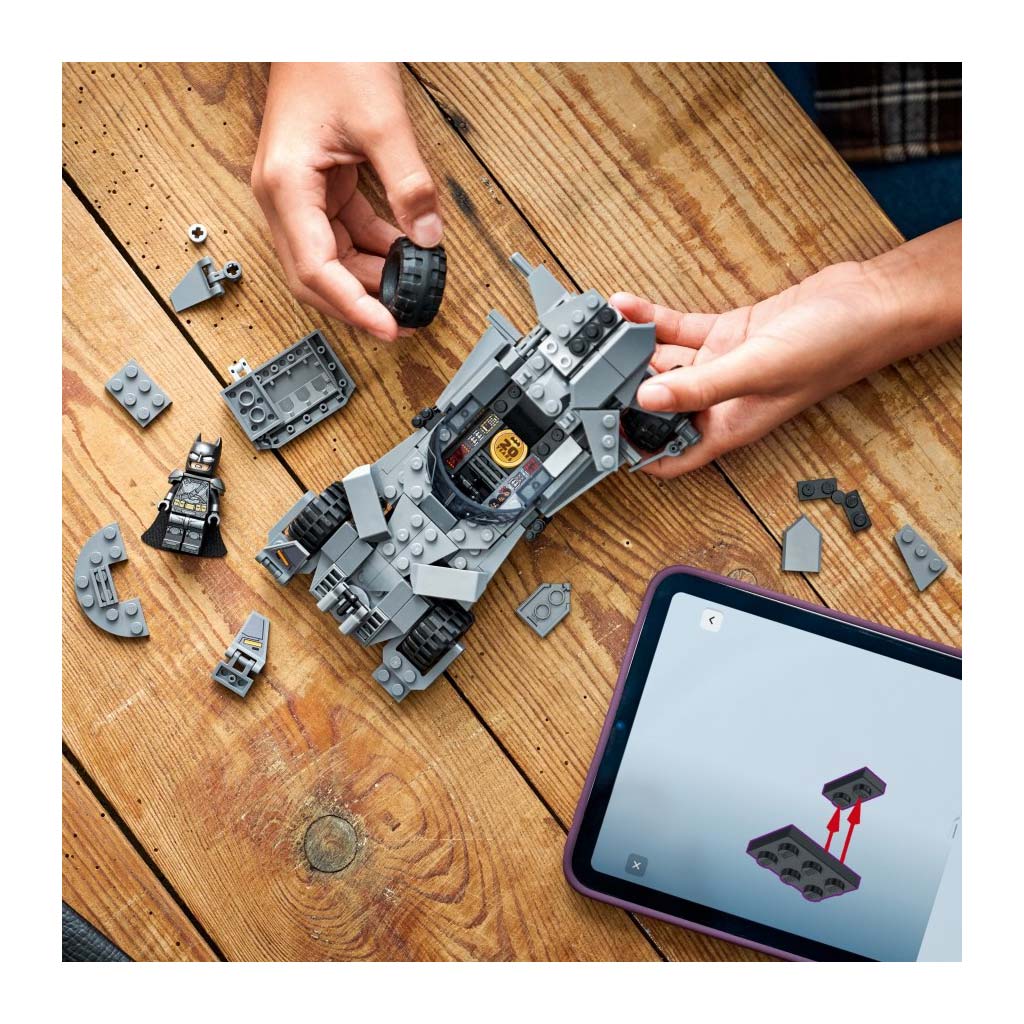 LEGO® Marvel: Batman Superman ellen™: Batmobile™ (76331) kép 5