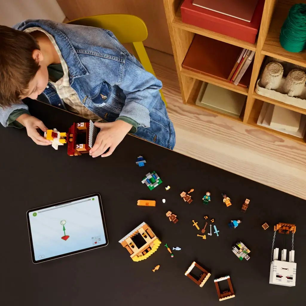 LEGO® Minecraft: A szellemléghajó és falutámadás (21273) kép 3