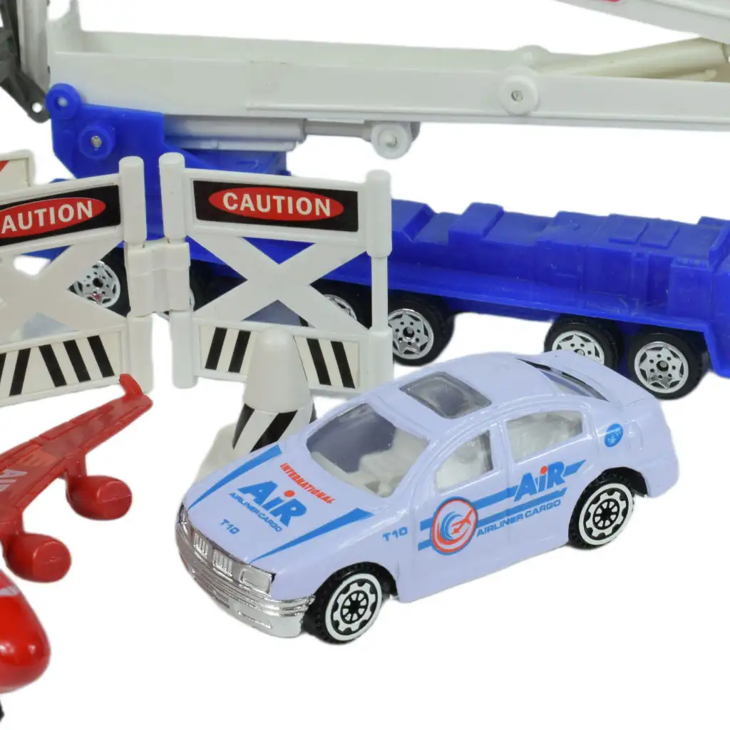 Aircraft: Reptülőtéri játékszett járművekkel, repülővel és kiegészítőkkel kétféle változatban kép 4