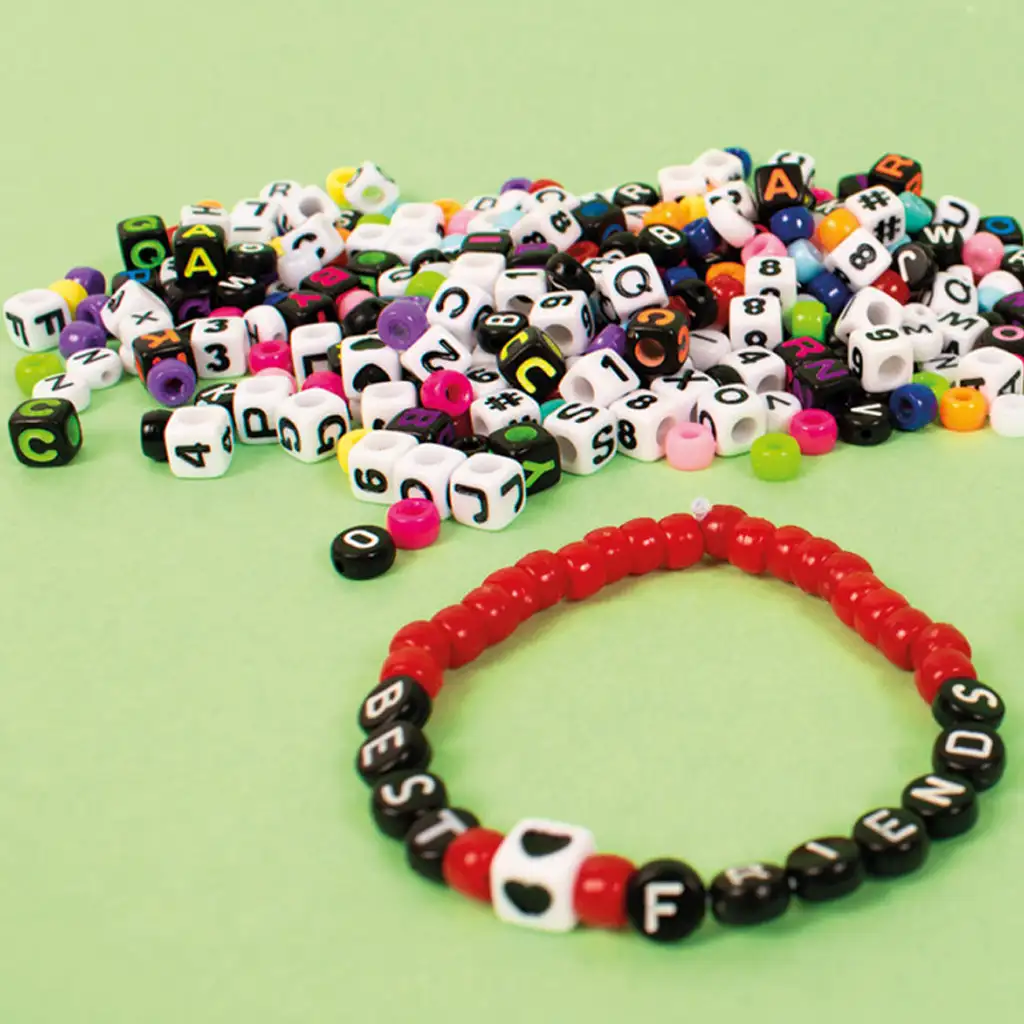 PlayBox: Színes gyöngyök betűkkel és számokkal fűzhető 2000db-os gyöngyszett kép 2
