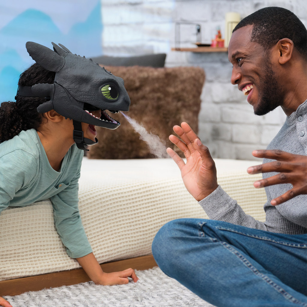 Így neveld a sárkányodat: Elektronikus Fogatlan maszk hanggal, fénnyel és füst effekttel - Spin Master kép 3